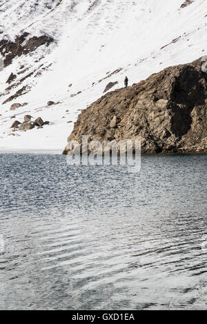 Homme debout à côté de Morasco Morasco, lac, Vallée Formazza, Piemonte, Italie Banque D'Images