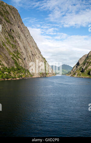 L'auge glaciaire face raide fiord, Trollfjorden, îles Lofoten, Nordland, Norvège du Nord, Banque D'Images