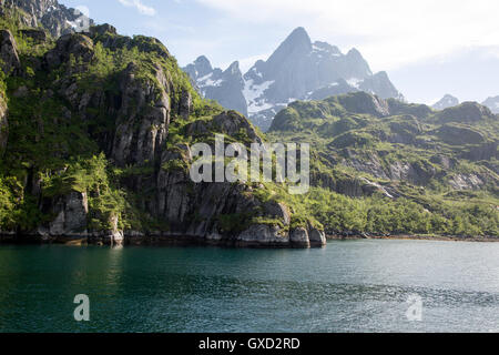 L'auge glaciaire face raide fiord jagged des pics de montagne, Trollfjorden, îles Lofoten, Nordland, Norvège du Nord, Banque D'Images