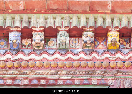 Détails décoratifs au toit du temple, divinités hindoues et de démons, temple de Changu Narayan près de Bhaktapur, Népal Banque D'Images