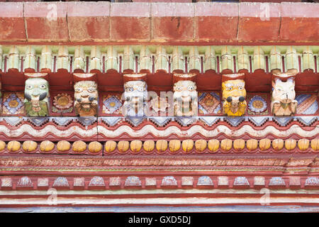 Détails décoratifs au toit du temple, divinités hindoues et de démons, temple de Changu Narayan près de Bhaktapur, Népal Banque D'Images