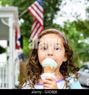 Portrait of Girl eating ice cream cone sur Independence Day Banque D'Images