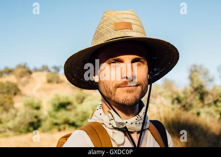 Portrait of man wearing sunhat smiling at camera, Malibu Canyon, Californie, États-Unis Banque D'Images