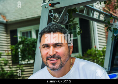 Portrait of man smiling at camera Banque D'Images