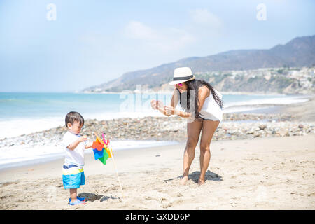 Mère bébé photographier son on beach, Malibu, California, USA Banque D'Images