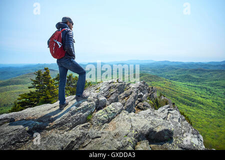 Male hiker à partir de ridge, Blue Ridge Mountains, North Carolina, USA Banque D'Images