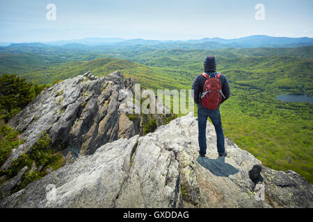 Vue arrière du male hiker à partir de ridge, Blue Ridge Mountains, North Carolina, USA Banque D'Images