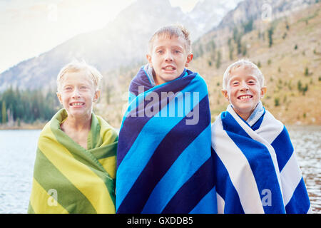 Portrait d'homme et de frère jumeaux enveloppés dans des couvertures, le frisson, Le Grand Teton National Park, Wyoming, USA Banque D'Images