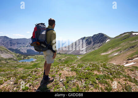 Backpacker mâle en voyant le paysage, n'a jamais été Désert, Colorado, USA Banque D'Images