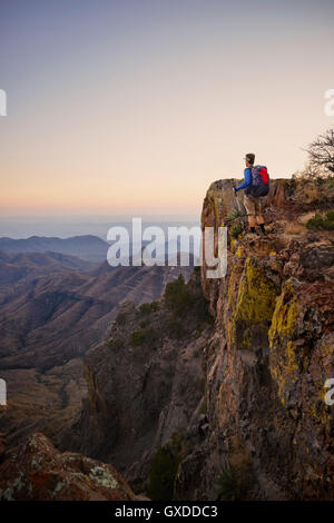 Backpacker à partir de ridge au crépuscule, Big Bend National Park, Texas, États-Unis Banque D'Images