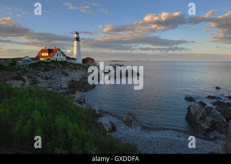 Phare sur falaise par océan, Cape Elizabeth, Portland, Maine, USA Banque D'Images