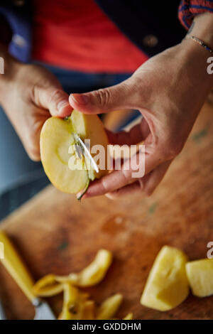 Portrait of woman chopping apple Banque D'Images
