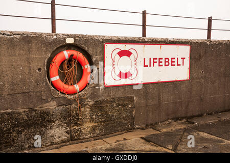 Informations Inscription à côté d'une bouée sur le mur de l'Heugh brise-lames à Hartlepool pointe dans le nord-est de l'Angleterre Banque D'Images