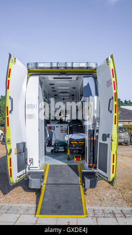 Ambulance au centre de soins d'urgence, le Corby. Banque D'Images