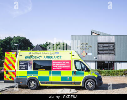 Ambulance au centre de soins d'urgence, le Corby. Banque D'Images