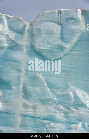 L'eau se déverse de la face du glacier Brasvellbreen sur Nordaustlandet. L'archipel de Svalbard, Norvège. Banque D'Images