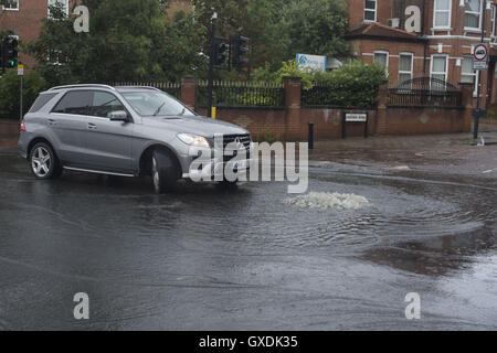 Fortes pluies provoque un débordement de vidange à Willesden Green, Londres dispose d''atmosphère où : Londres, Royaume-Uni : 12 Juil 2016 Quand Banque D'Images