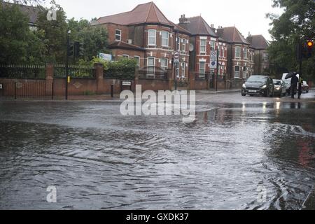 Fortes pluies provoque un débordement de vidange à Willesden Green, Londres dispose d''atmosphère où : Londres, Royaume-Uni : 12 Juil 2016 Quand Banque D'Images