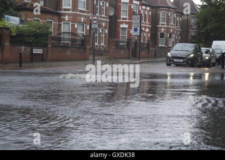 Fortes pluies provoque un débordement de vidange à Willesden Green, Londres dispose d''atmosphère où : Londres, Royaume-Uni : 12 Juil 2016 Quand Banque D'Images