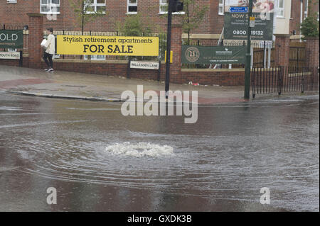 Fortes pluies provoque un débordement de vidange à Willesden Green, Londres dispose d''atmosphère où : Londres, Royaume-Uni : 12 Juil 2016 Quand Banque D'Images