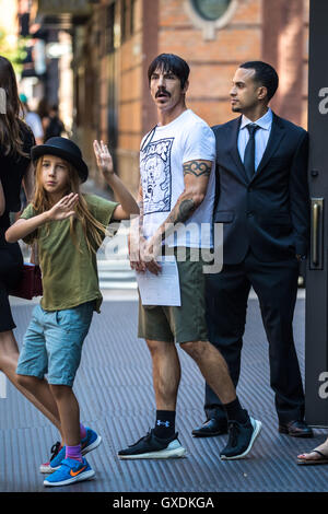 Anthony Kiedis va vacances shopping avec son fils Everly Bear Kiedis dans SoHo avec : Anthony Kiedis, Everly Bear Kiedis Où : New York City, New York, United States Quand : 12 Oct 2016 Banque D'Images