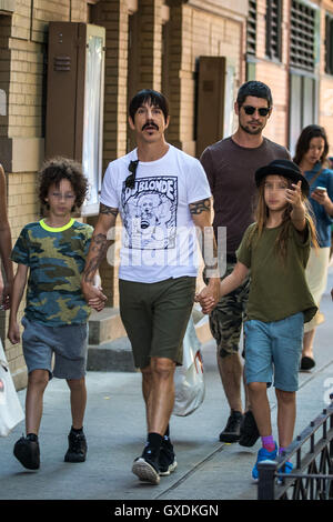 Anthony Kiedis va vacances shopping avec son fils Everly Bear Kiedis dans SoHo avec : Anthony Kiedis, Everly Bear Kiedis Où : New York City, New York, United States Quand : 12 Oct 2016 Banque D'Images