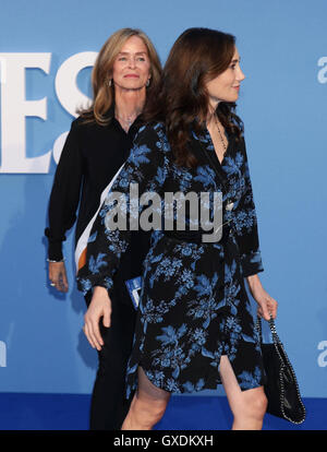 Barbara Bach (à gauche), épouse de Ringo Starr et Nancy Shevell, épouse de Sir Paul McCartney arriver lors de la première de Ron Howard's The Beatles : 8 jours par semaine - les années de tournées à l'Odeon Leicester Square à Londres. Banque D'Images