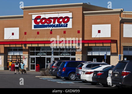 Indianapolis - Circa Avril 2016 : Costco Wholesale Emplacement. Costco Wholesale est un Multi-Billion Dollar détaillant Global I Banque D'Images