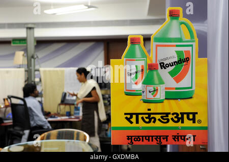 L'Inde Maharashtra, Monsanto headoffice India à Mumbai, la distribution des médicaments brevetés et de modification génétique des semences et des pesticides en Inde, marque de round-up une base de glyphosate, herbicide Banque D'Images