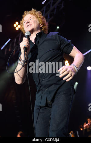 Titre rouge tout simplement à la première la musique de Kew sold out show de la saison 2016 Avec : Mick Hucknall Où : Londres, Royaume-Uni : 12 Juil 2016 Quand Banque D'Images