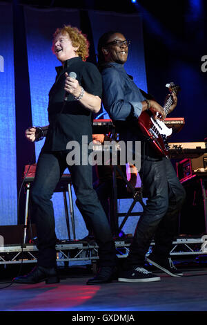 Titre rouge tout simplement à la première la musique de Kew sold out show de la saison 2016 Avec : Mick Hucknall Où : Londres, Royaume-Uni : 12 Juil 2016 Quand Banque D'Images