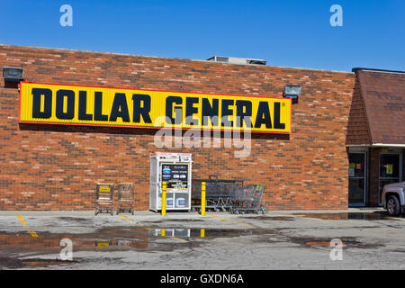 Indianapolis - Circa Mars 2016 : Dollar General Emplacement de vente au détail. Dollar General est un Small-Box enseigne discount II Banque D'Images