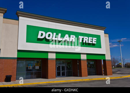 Indianapolis - Circa Mars 2016 : Dollar Tree, magasin de rabais. Offrant un mélange éclectique de produits à prix discount JE Banque D'Images