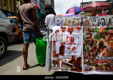 Le Nigeria, Lagos, en bordure de la ville de vente par l'industrie cinématographique nigériane appelé Nollywood en DVD, film nigérian des affaires indiennes et du pétrole thriller Bollywood Banque D'Images