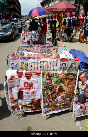 Le Nigeria, Lagos, en bordure de la ville de vente par l'industrie cinématographique nigériane appelé Nollywood en DVD, film nigérian des affaires indiennes et du pétrole thriller Bollywood Banque D'Images