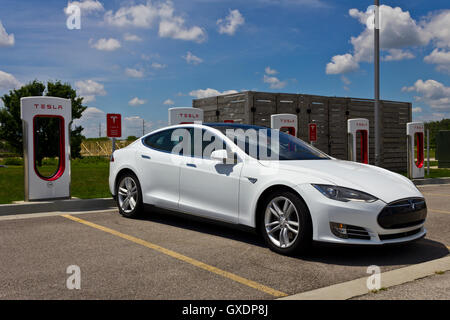 Lafayette, en juillet 2016 - Circa : Tesla Supercharger. Le Supercharger dispose de recharge rapide de la Model S III Banque D'Images