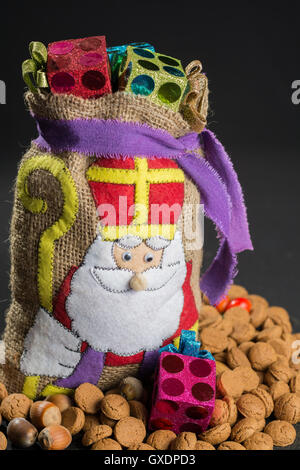 'De zak van Sinterklaas" (St. Nicholas' sac) rempli de 'pepernoten". Maison de vacances 'Sinterklaas traditionnel néerlandais'. Banque D'Images