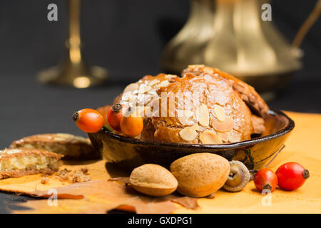 Néerlandais typique rempli d'amandes biscuits épicés sur fond sombre et de couleur d'automne Banque D'Images