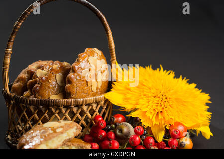 Néerlandais typique rempli d'amandes biscuits épicés sur fond sombre et de couleur d'automne Banque D'Images