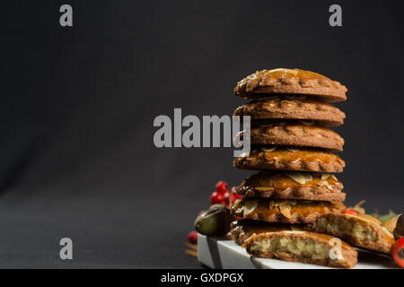 Néerlandais typique rempli d'amandes biscuits épicés sur fond sombre et de couleur d'automne Banque D'Images