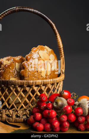 Néerlandais typique rempli d'amandes biscuits épicés sur fond sombre et de couleur d'automne Banque D'Images