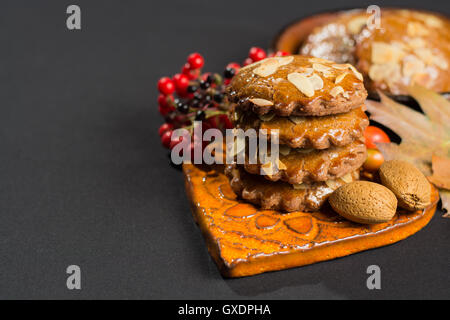 Néerlandais typique rempli d'amandes biscuits épicés sur fond sombre et de couleur d'automne Banque D'Images