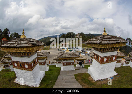 Avis de Dochula Pass, sur la route de Thimphu à Punaka, donnant sur l'Himalaya, est une concentration de 108 chortens (stupas) Banque D'Images