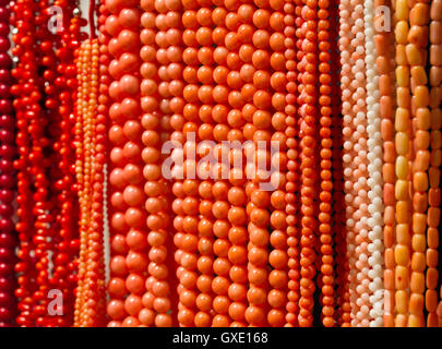 Accessoires (colliers traditionnels faits à la main, perles) faite de corail sur le shopboard rédigé à vendre au marché aux puces. Banque D'Images