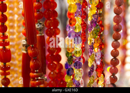 Des accessoires (colliers, perles) faite de pierres précieuses sur le shopboard rédigé à vendre au marché aux puces. Banque D'Images