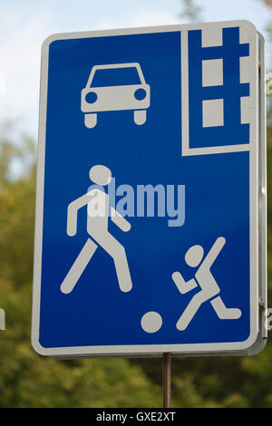 Plaque de rue indiquant que le trafic vous êtes dans un quartier résidentiel et il y a une limitation de vitesse. Banque D'Images