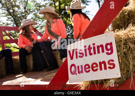 Cowgirl Beauty Queens attendre le début de l'Cheyenne Frontier Days parade dans la capitale de l'état, le 23 juillet 2015 à Cheyenne, Wyoming. Frontier Days célèbre les traditions de l'ouest cowboy avec un rodéo, défilé et juste. Banque D'Images