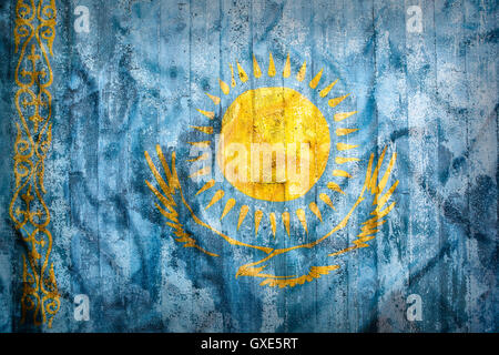 Grunge style du Kazakhstan drapeau sur un mur de brique pour le fond Banque D'Images