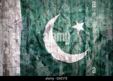 Grunge style du Pakistan drapeau sur un mur de brique pour le fond Banque D'Images