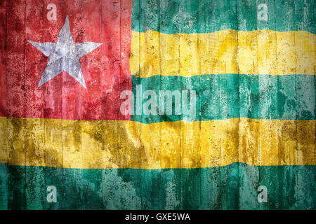 Grunge style du Togo drapeau sur un mur de brique pour le fond Banque D'Images